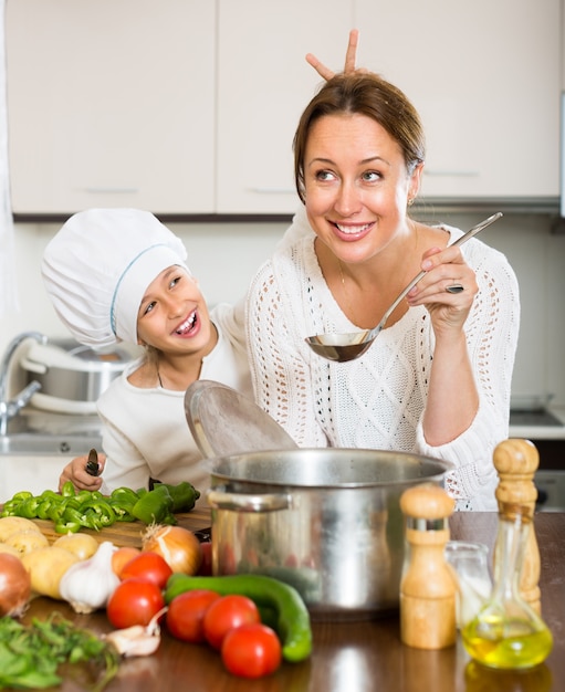 Foto mutter und tochter kochen zusammen