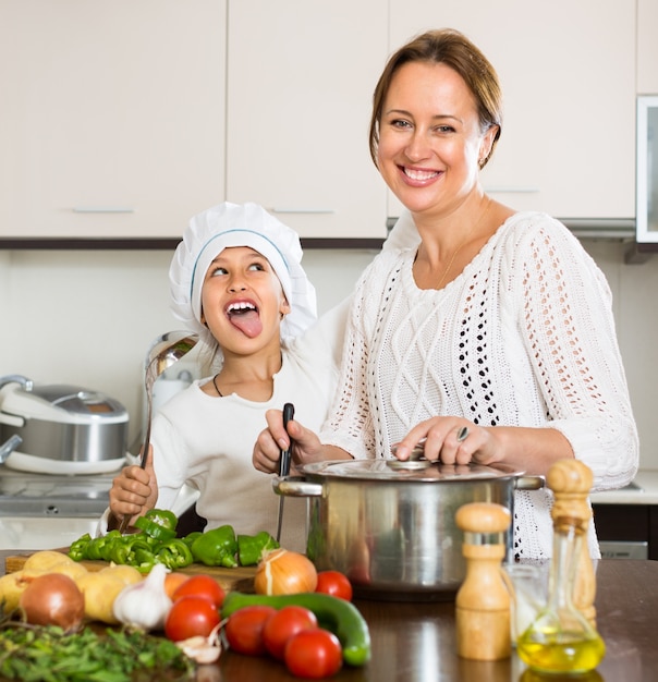 Mutter und Tochter kochen zusammen