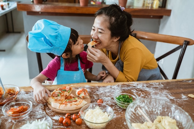 Mutter und Tochter kochen zusammen