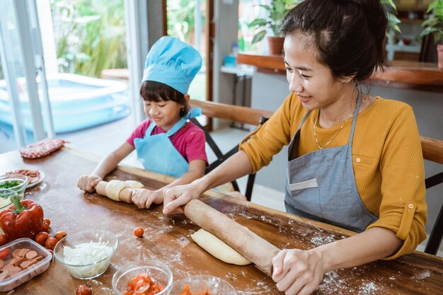 Mutter und Tochter kochen zusammen