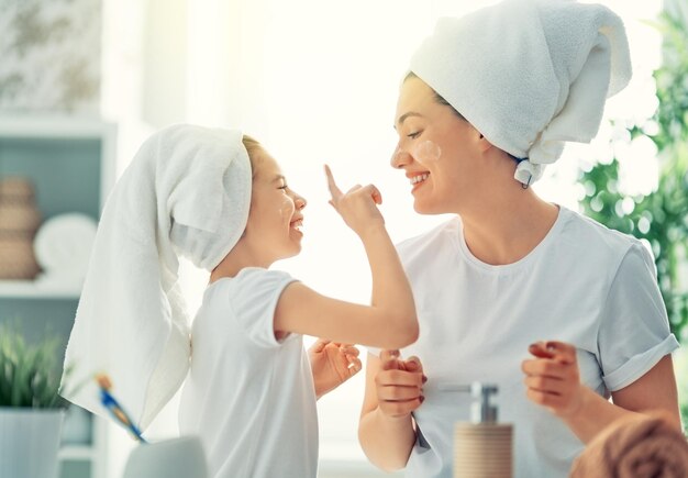 Mutter und Tochter kümmern sich um die Haut