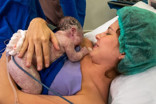 Foto mutter und tochter kurz nach der geburt im krankenhaus