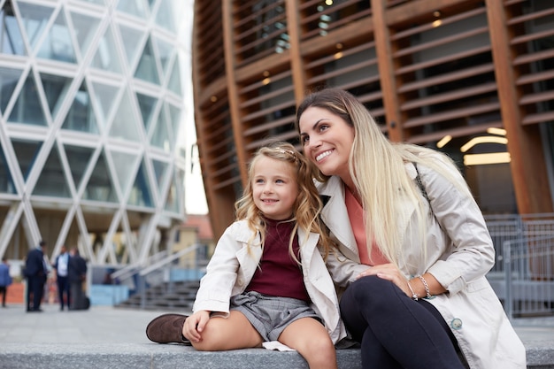 Mutter und Tochter lachen aufrichtig. Styling Familie, wahre Emotionen, guten Tag.