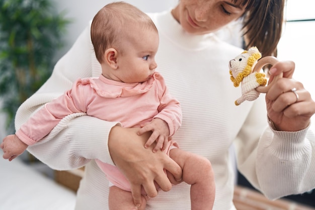 Mutter und Tochter lächeln selbstbewusst und stehen im Schlafzimmer