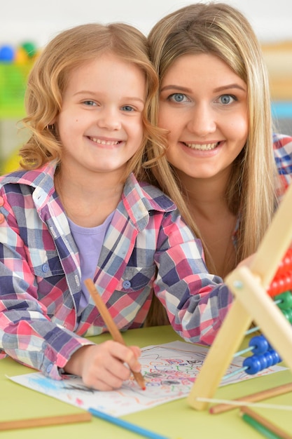 Foto mutter und tochter lernen am tisch