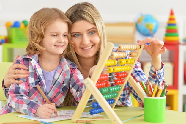 Mutter und Tochter lernen am Tisch