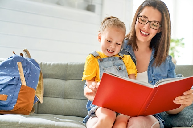 Mutter und Tochter lesen ein Buch