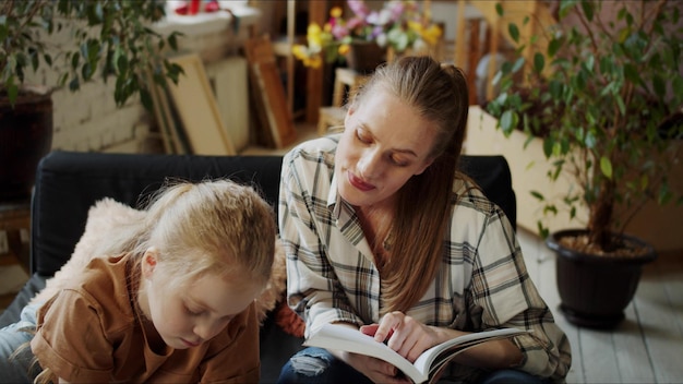 Foto mutter und tochter lesen zu hause ein buch