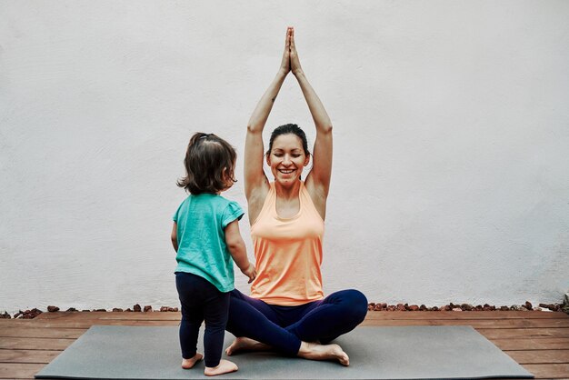 Foto mutter und tochter machen yoga im haus