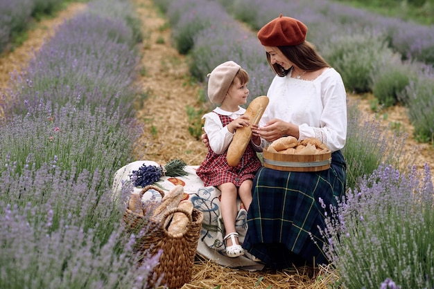 Mutter und Tochter machten ein Picknick in einem Lavendelfeld.