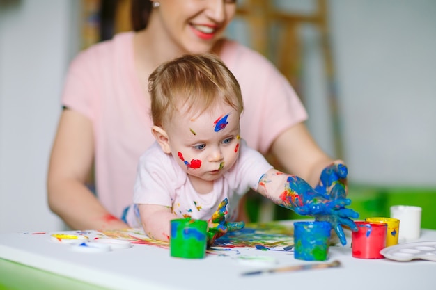 Mutter und Tochter malen auf Leinwand in der Zeichenschule.