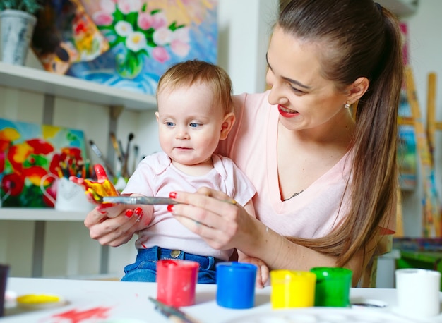 Mutter und Tochter malen auf Leinwand in der Zeichenschule.