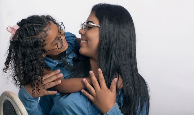 Mutter und Tochter mit Brille im Studiofoto auf weißem Hintergrund zum Zuschneiden