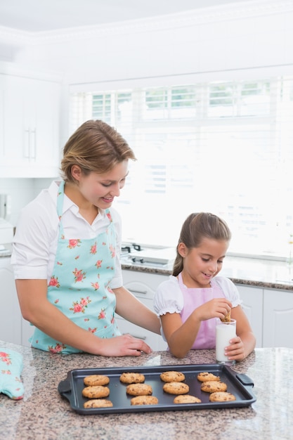 Mutter und Tochter mit heißen frischen Keksen