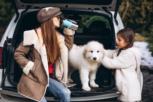 Mutter und Tochter mit Hund