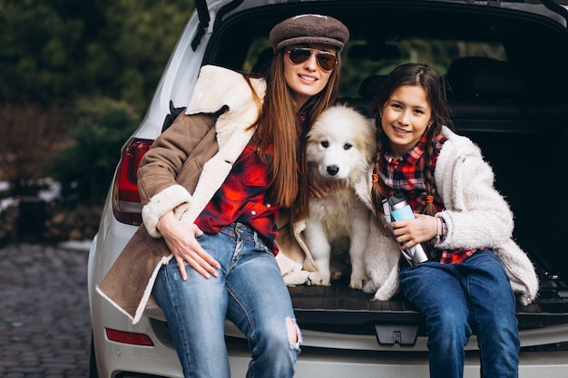 Mutter und Tochter mit Hund