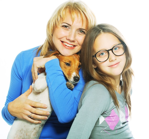 Mutter und Tochter mit Jack Russell Terrier.