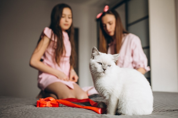 Mutter und Tochter mit Katze