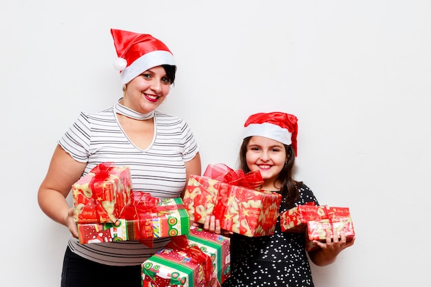 Mutter und Tochter mit Weihnachtsgeschenk, weißer Hintergrund