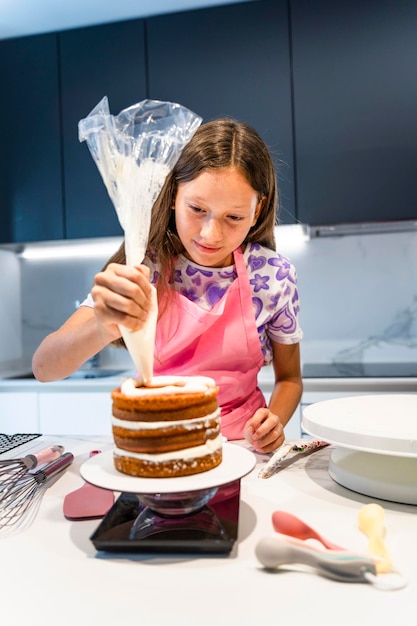 Mutter und Tochter nähern sich beim Backen