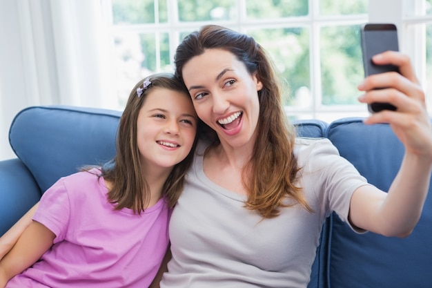 Mutter und Tochter nehmen ein Selfie