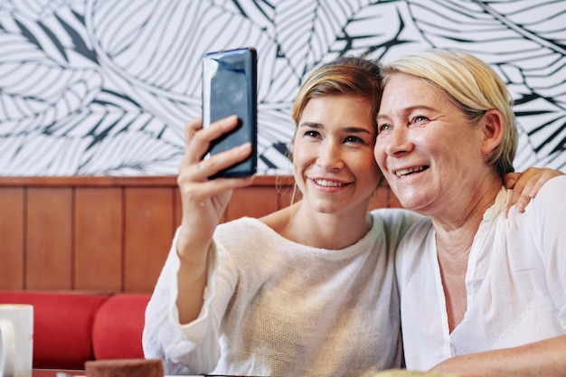 Mutter und Tochter nehmen Selfie zusammen