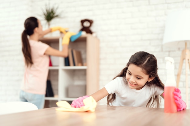 Mutter und Tochter putzen zu Hause