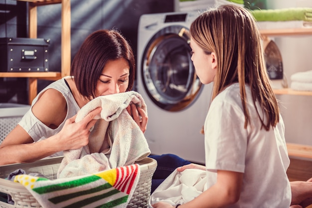 Mutter und Tochter riechen frische Handtücher