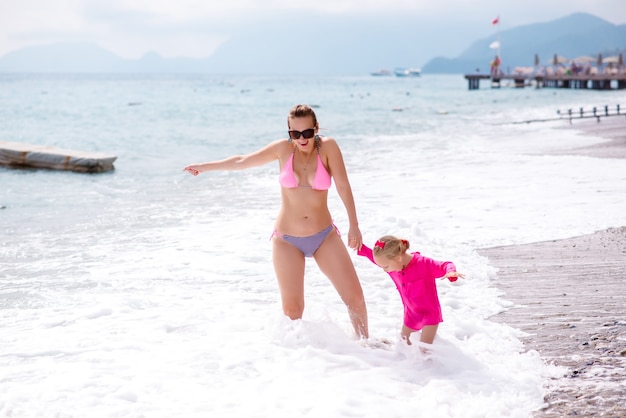 Mutter und Tochter ruhen sich am Strand aus