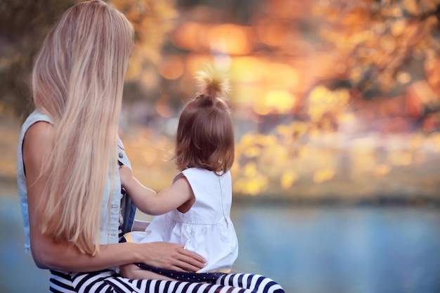 Mutter und Tochter schauen, von hinten gesehen