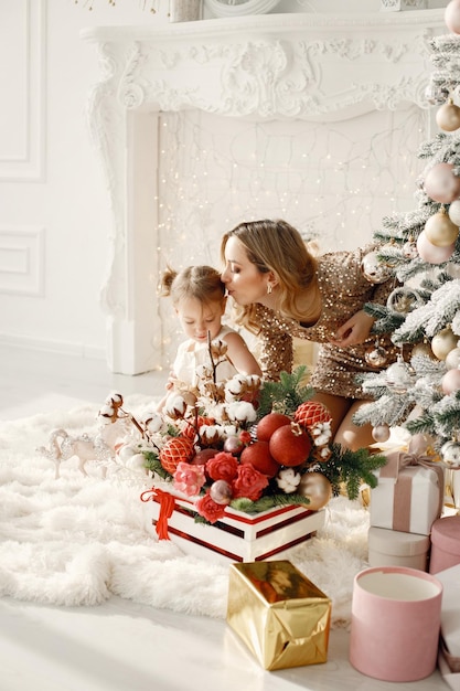 Mutter und Tochter schmücken gemeinsam den Weihnachtsbaum