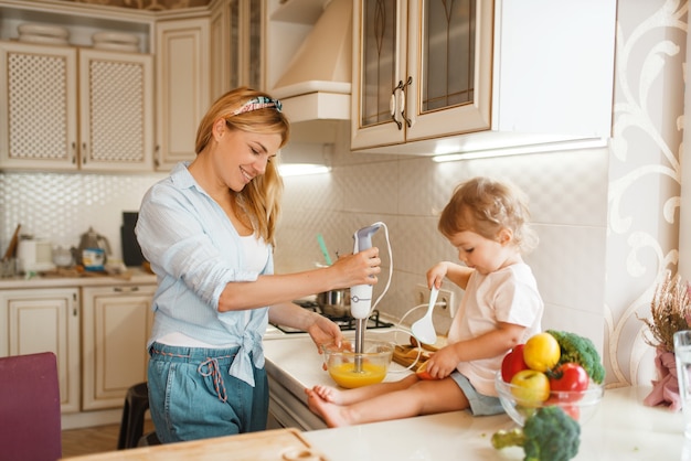 Mutter und Tochter Schneebesen Zutaten mit Mixer