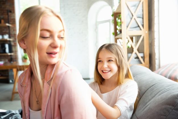 Mutter und Tochter, Schwestern haben einen ruhigen, schönen und lustigen Tag zusammen zu Hause