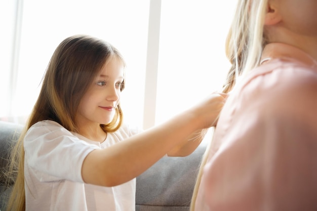 Mutter und Tochter, Schwestern haben einen schönen, schönen und lustigen Tag zusammen zu Hause