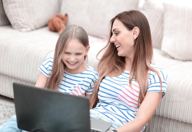 Mutter und Tochter sehen sich ihre Lieblingssendung im Fernsehen an