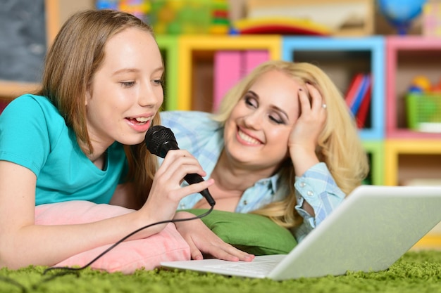 Mutter und Tochter singen Karaoke