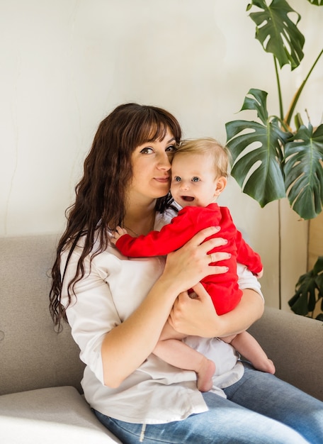 Mutter und Tochter sitzen auf der Couch und schauen