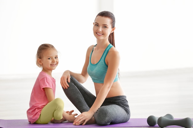 Mutter und Tochter sitzen im Fitnessstudio