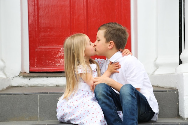 Mutter und Tochter sitzen im Freien