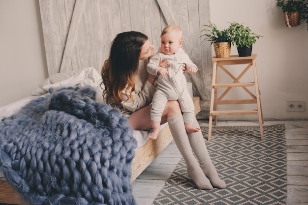 Mutter und Tochter sitzen zu Hause auf dem Sofa
