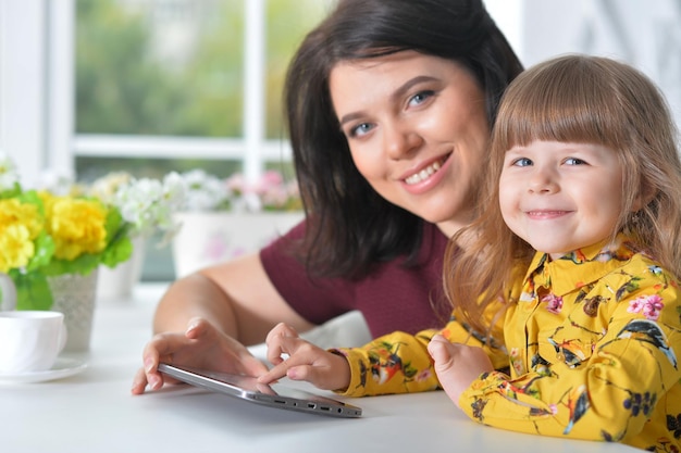 Mutter und Tochter spielen auf dem Laptop