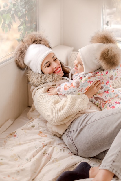 Mutter und Tochter spielen im Wohnwagen