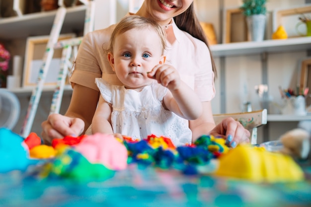 Mutter und Tochter spielen mit dem kinetischen Sand.