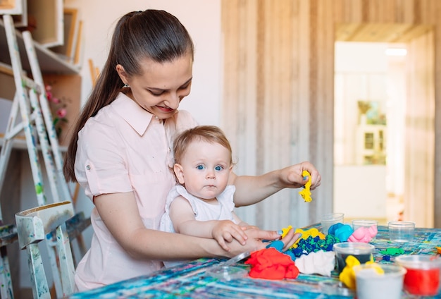 Mutter und Tochter spielen mit dem kinetischen Sand.