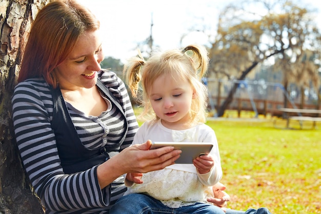 Mutter und Tochter spielen mit dem Smartphone