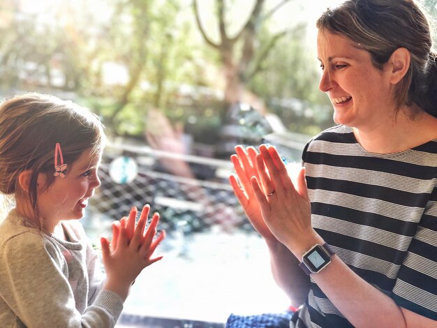 Foto mutter und tochter spielen pat-a-cake