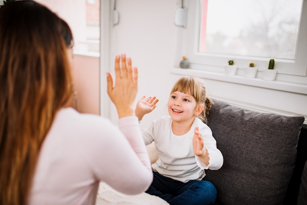 Mutter und Tochter spielen.