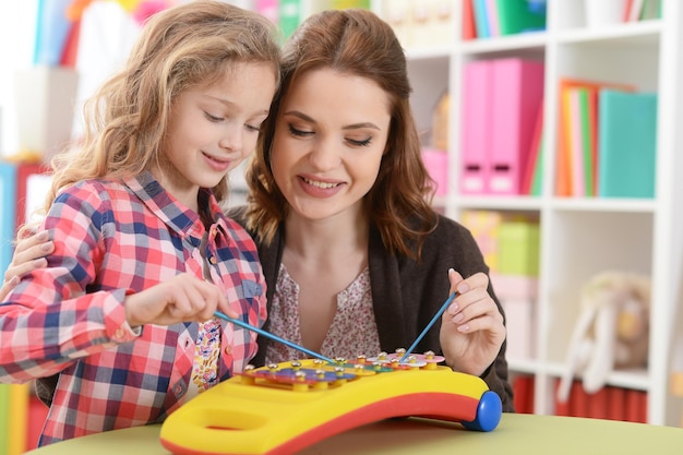 Mutter und Tochter spielen