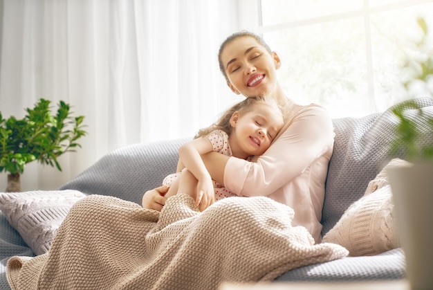 Mutter und Tochter spielen