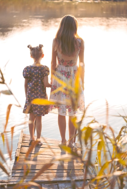 Mutter und Tochter stehen auf dem Pier